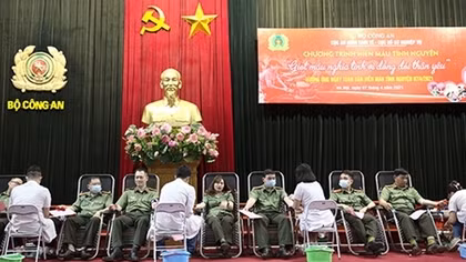 Cục An ninh kinh tế và Cục Hồ sơ nghiệp vụ hiến máu tình nguyện