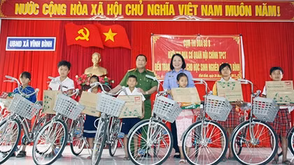Tặng xe đạp cho học sinh nghèo hiếu học ngày cuối năm