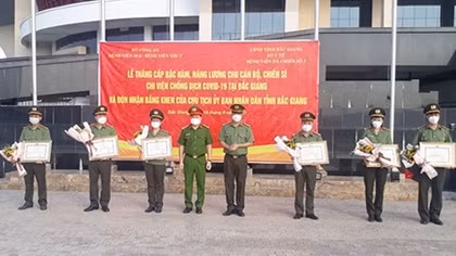 2 bệnh viện và 30 y, bác sĩ CAND được khen thưởng