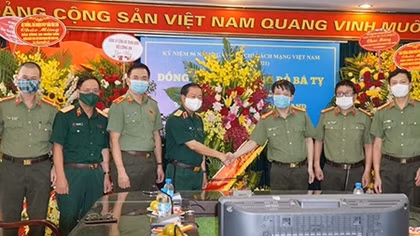 Phó Chủ tịch Quốc hội Đỗ Bá Tỵ chúc mừng Báo CAND nhân dịp 21/6