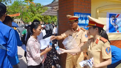 CSGT tặng nước, khăn lạnh miễn phí cho thí sinh