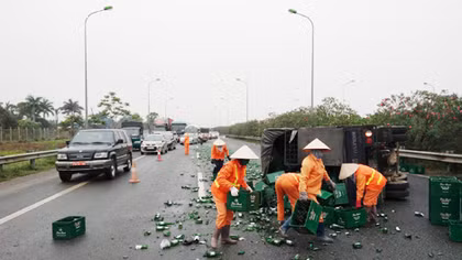Xe tải chở bia lật trên đường Thăng Long, tài xế phải đi cấp cứu 