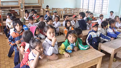 Công an vùng cao vận động học sinh trở lại lớp sau Tết