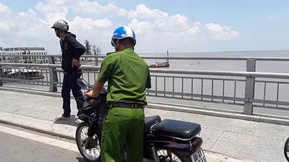 Nam thanh niên để lại xe máy rồi nhảy cầu tự tử 