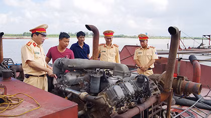 Bắt 2 tàu hút cát trái phép trên sông Hồng