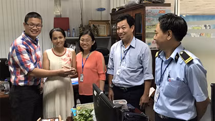 Nhân viên siêu thị nhặt được kim cương giá hơn 150 triệu của khách