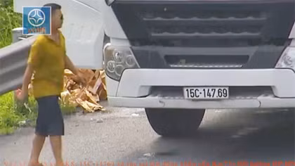 Truy tìm phương tiện xả rác thải trên đường cao tốc Hà Nội - Hải Phòng