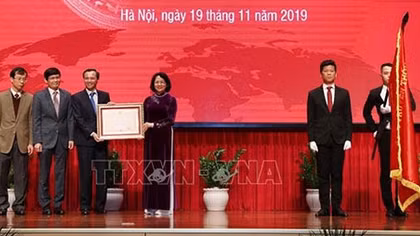 Ủy ban Nhà nước về người Việt Nam ở nước ngoài đón nhận phần thưởng cao quý
