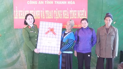 Bàn giao nhà tình nghĩa cho thân nhân liệt sỹ Thao Văn Súa