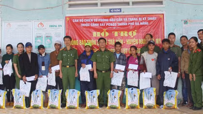 Nhiều phần quà nghĩa tình đến với người dân vùng lũ lụt