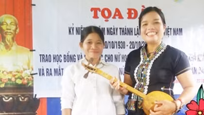 Người phụ nữ Vân Kiều chung tay làm thay đổi diện mạo bản làng