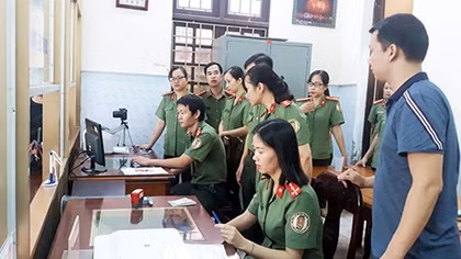 Cần hộ chiếu, người dân có thể làm ở mọi lúc, mọi nơi