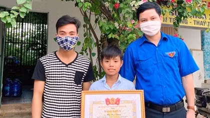 Tặng Bằng khen cho nam sinh dũng cảm cứu người