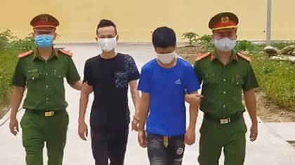 Bắt nhóm nam nữ “bay lắc” trong quán karaoke 