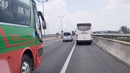 Phát hiện xe khách Tân Lập Thành lưu thông trên làn dừng khẩn cấp