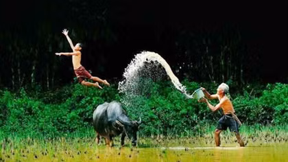 Giang hồ mê chơi quên quê hương…
