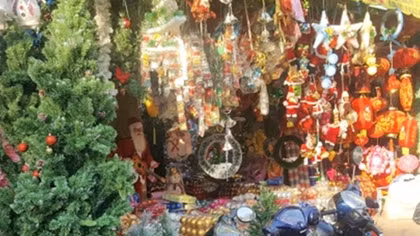 “Loạn giá” hàng trang trí Noel