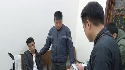Vận chuyển ma túy, rút chốt lựu đạn, ném về phía công an 
