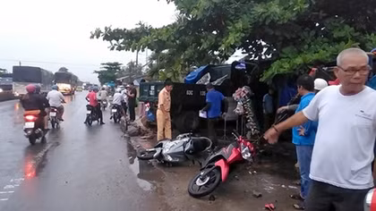 Xe ben va chạm 2 xe máy rồi tông sập mái hiên quán ven đường
