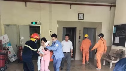 Mở thang máy giải cứu 4 người mắc kẹt trong đám cháy chung cư