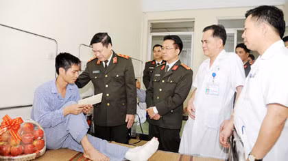 Thăm hỏi, tặng quà cán bộ Trường Đại học PCCC bị thương khi làm nhiệm vụ