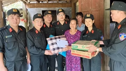 Bộ Tư lệnh CSCĐ ủng hộ gia đình cán bộ, chiến sĩ vùng lũ