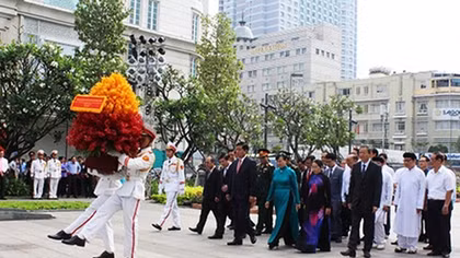 Dâng hương Chủ tịch Hồ Chí Minh tại Bến Nhà Rồng