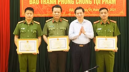  Khen thưởng tập thể, cá nhân trong đấu tranh, phòng chống tội phạm
