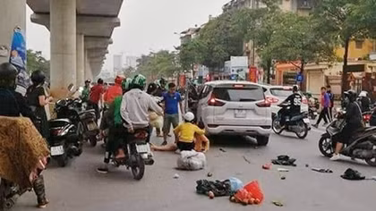 Ba phụ nữ nhập viện vì ô tô mất lái trên đường Hồ Tùng Mậu