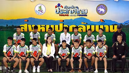 Đội bóng Lợn Rừng của Thái Lan kể chuyện mắc kẹt trong hang Tham Luang