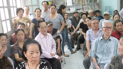 Mất 2 buổi xếp hàng mới nhận được tiền lương hưu