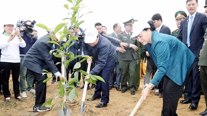 Chủ tịch Quốc hội Nguyễn Thị Kim Ngân tham dự lễ ra quân hưởng ứng Tết trồng cây tại Hòa Bình