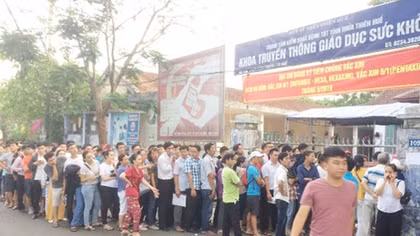 Hàng ngàn người xếp hàng chờ đăng ký tiêm vaccine cho trẻ