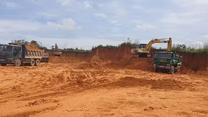 Xẻ núi, bạt đồi gây biến dạng địa hình
