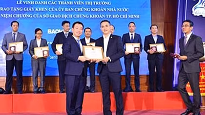 Bảo Việt được Ủy ban Chứng khoán Nhà nước và HoSE ghi nhận vì những đóng góp cho sự phát triển bền vững của thị trường chứng khoán Việt Nam