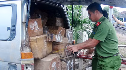 Xe hết đăng kiểm chở gỗ lậu tông gãy barie đường sắt