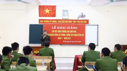 Trinh sát ma túy được học tiếng Mông