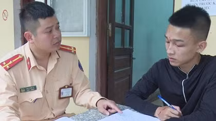 Thanh niên 2k điều khiển xe máy "không bằng tay" bị phạt