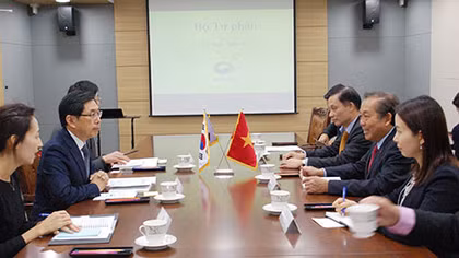 Tạo điều kiện thuận lợi về xuất nhập cảnh và cư trú cho công dân Việt Nam-Hàn Quốc