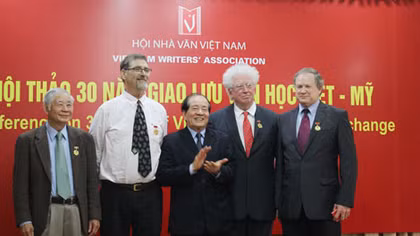 30 năm giao lưu văn học Việt – Mỹ: “Những người đi qua biển”