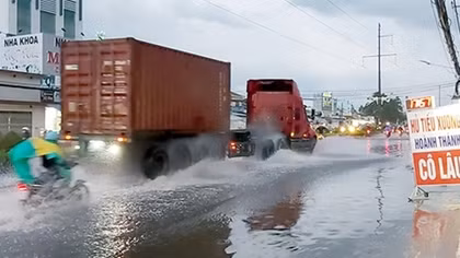 Người dân khốn đốn vì biển nước trên QL1A