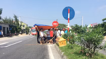 Xe ô tô tải vượt ẩu khiến một thanh niên tử vong tại chỗ