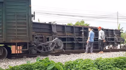 Công bố nguyên nhân tàu hỏa trật bánh, lật toa ở Nam Định