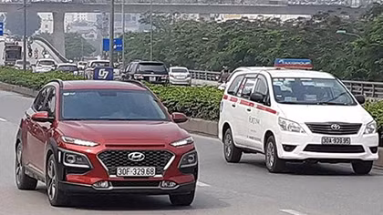 Bộ Giao thông vận tải tiếp tục đề xuất xe công nghệ phải gắn hộp đèn