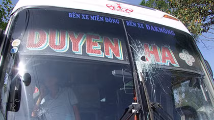 Xe khách bị ném đá, tài xế bị tấn công bằng bình xịt hơi cay