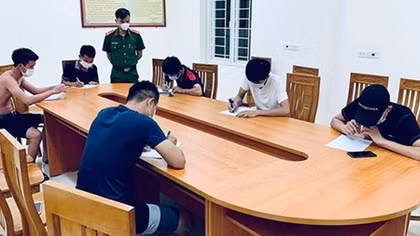 Nghệ An xử phạt 6 thanh niên ra đường không đeo khẩu trang