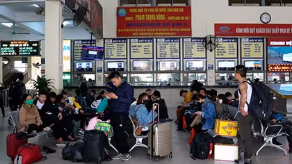 Hà Nội: Muôn cảnh người dân “chật vật” về quê nghỉ Tết