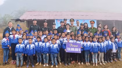Trao 150 triệu đồng tặng trường tiểu học Mường Lống 2 hỗ trợ xây nhà bán trú