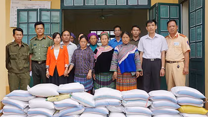 Hỗ trợ 2 tấn gạo cho người dân khó khăn xã Sín Chéng