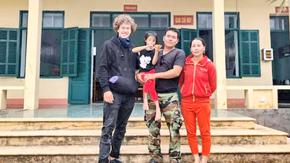 Du khách người Đức cứu đứa trẻ thiểu năng trí tuệ trong đêm khuya